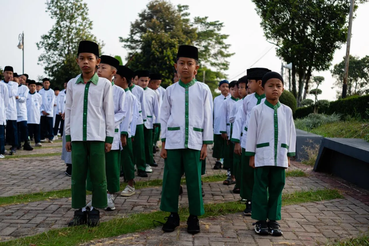 Sambut Tahun ajaran baru : Pesantren Minhajul Haq Purwakarta Gelar Apel Pagi Perdana Sambut Tahun ajaran baru : Pesantren Minhajul Haq Purwakarta Gelar Apel Pagi Perdana