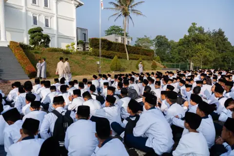 Sambut Tahun ajaran baru : Pesantren Minhajul Haq Purwakarta Gelar Apel Pagi Perdana